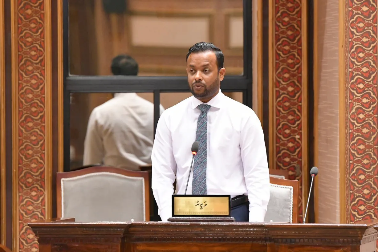 ޢިމާރާތް ކުރުމާއި ބިނާރާ ބެހޭ ވުޒާރާގެ ވަޒީރު ޑރ. އަބްދުالله މުއްތަލިބު: ފޮޓޯ/ މަޖިލިސް