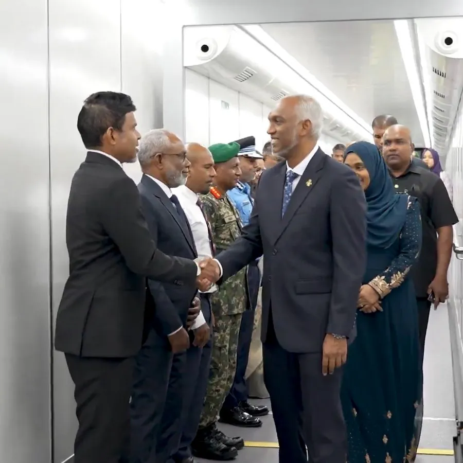 ލަންކާއަށް ފުރާވަޑައިގަތުމަށް ރައީސް އެއާޕޯޓުގައި -