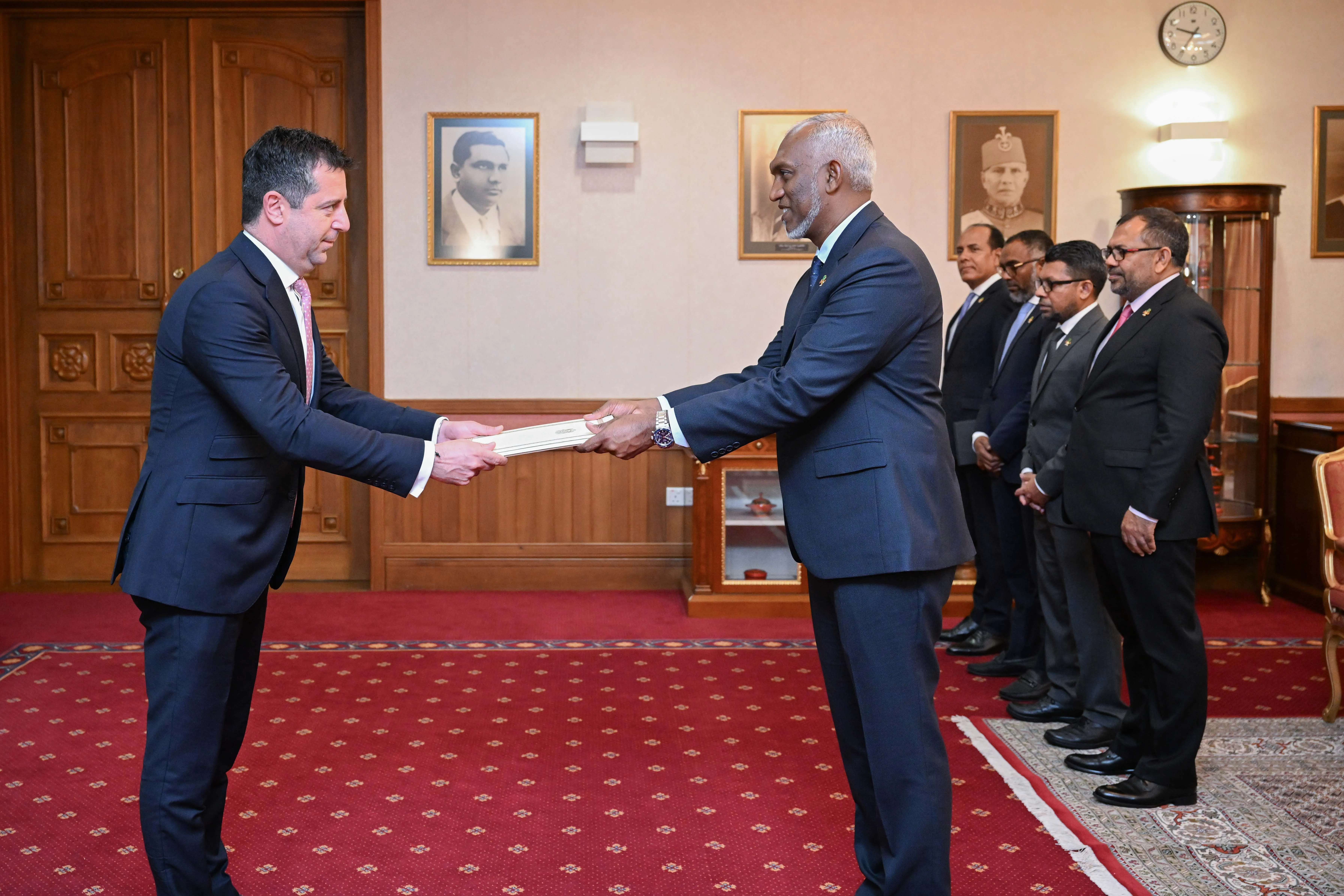 ޖޯޖިއާގެ އައު ސަފީރު، އެމަނިކުފާނުގެ ސަފީރުކަމުގެ ފަތްކޮޅު ރައީސުލްޖުމްހޫރިއްޔާއަށް އަރުވައިފި