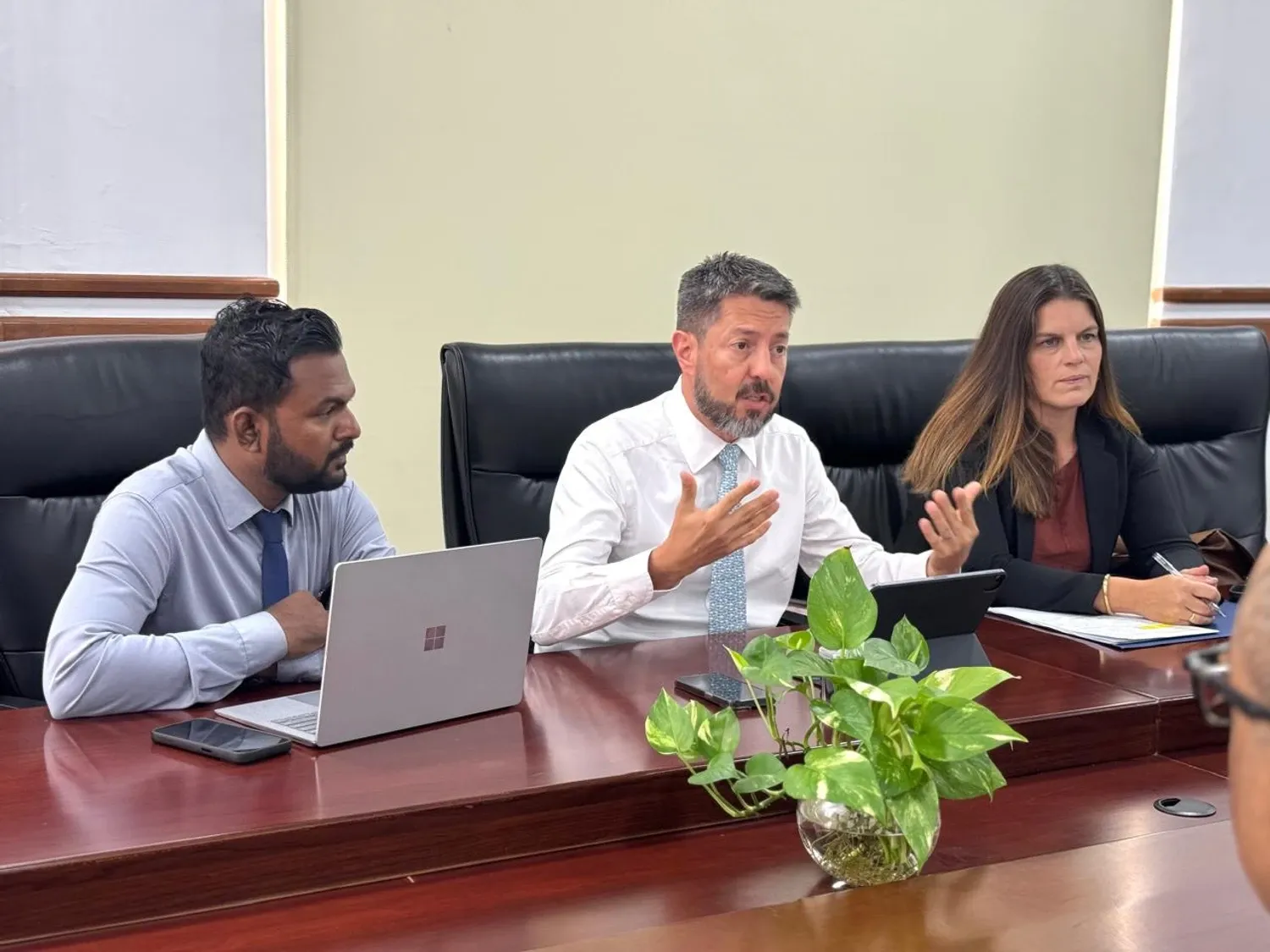 ޔޫ.އެސް.އޭ.އައި.ޑީގެ މިޝަން ޑިރެކްޓަރ، މިނިސްޓަރ ތާރިޤް އިބްރާހީމްއާ ބައްދަލުކުރައްވައިފި