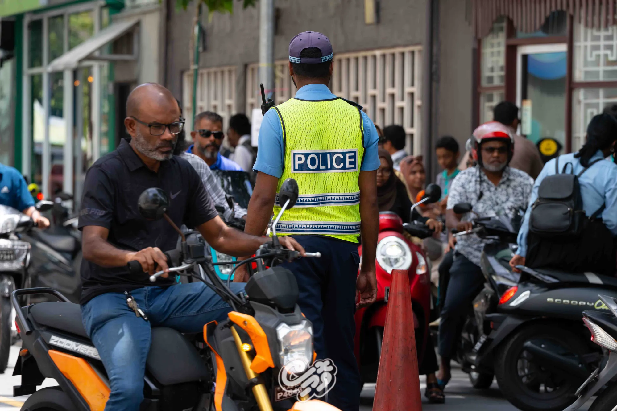 މަގުމަތީގެ ސަލާމަތާއި ރައްކާތެރިކަން ކަށަވަރުކުރުމަށް ފުލުހުން ކުރަމުންގެންދާ މަސައްކަތުގެ ތެރެއިން-- ފޮޓޯ/ވޮއިސް
