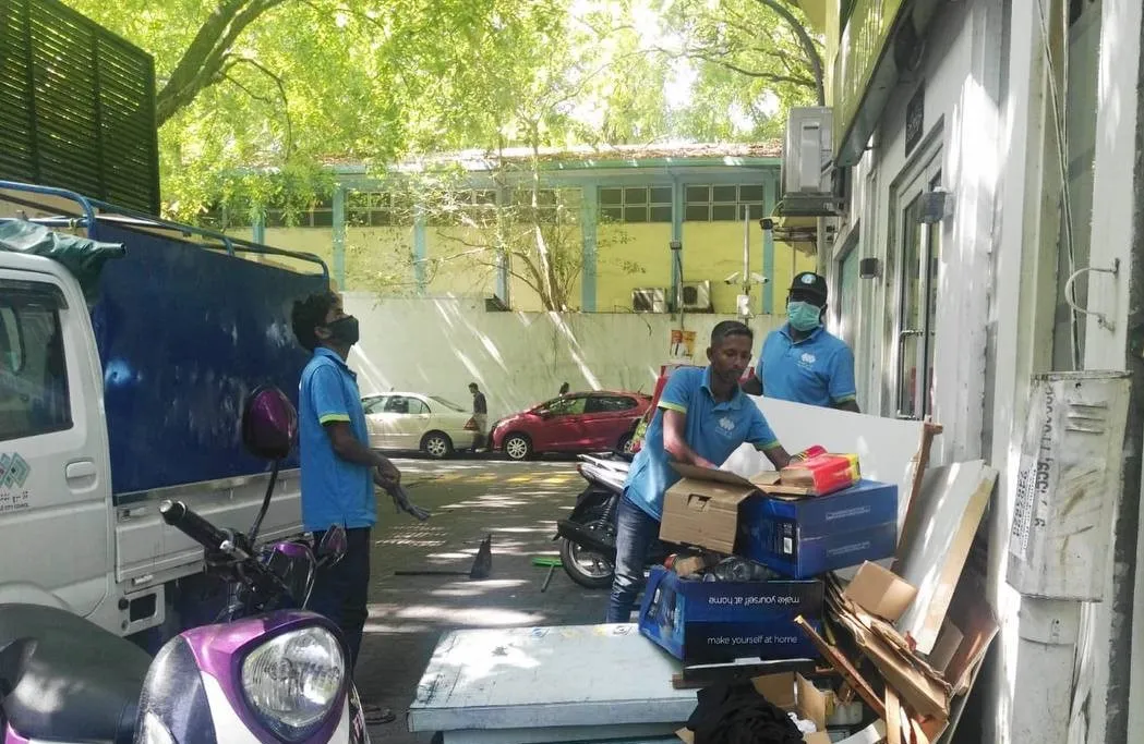 Male' City Council workers collecting the trash on roadside (Photo/ Male' City Council)
