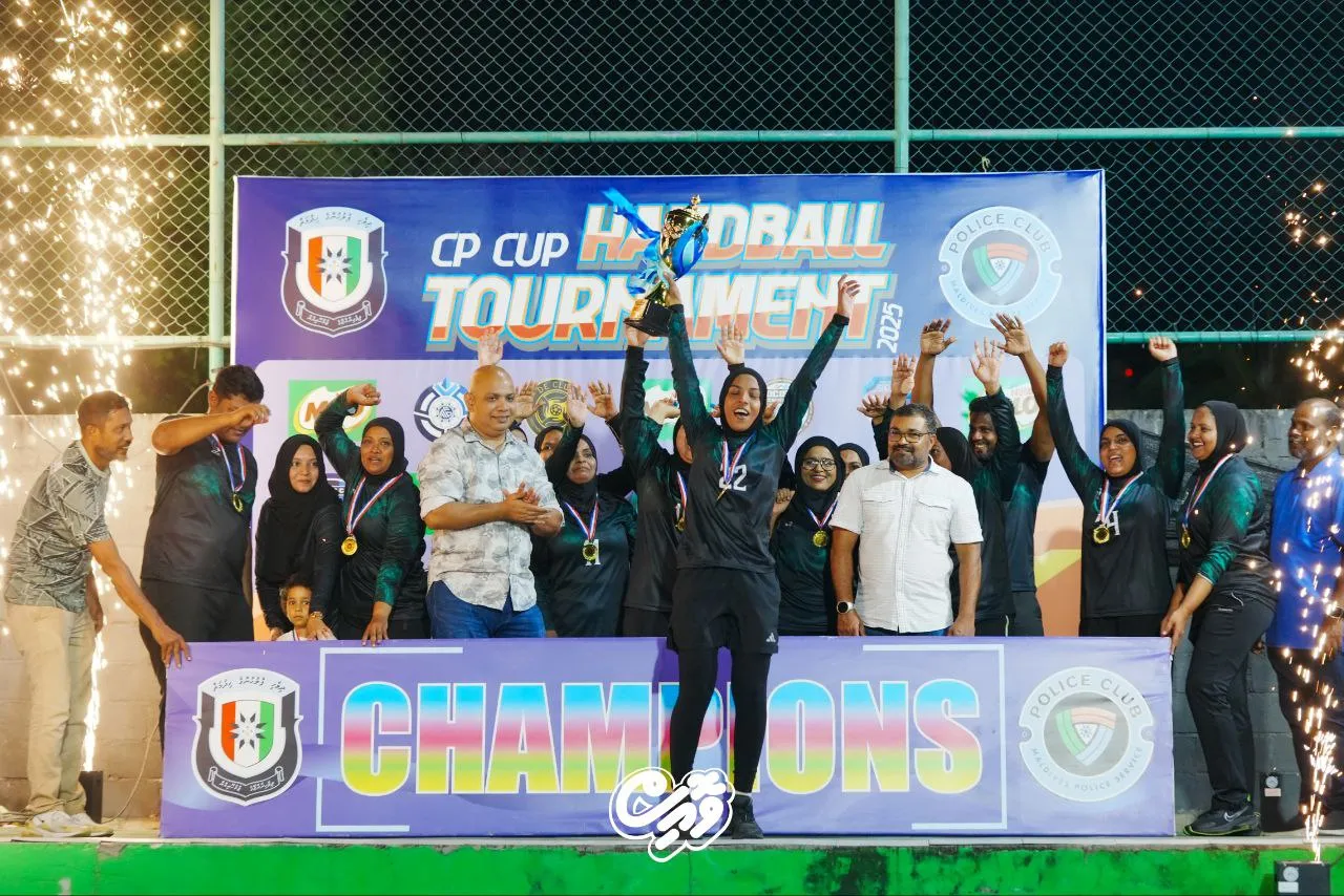 ސީއައިސީ އައިޔޫ ކުޅުންތެރިން މުބާރާތުގެ ޓްރޮފީއާއެކު...ފޮޓޯ: ވޮއިސް ސްޕޯޓްސް