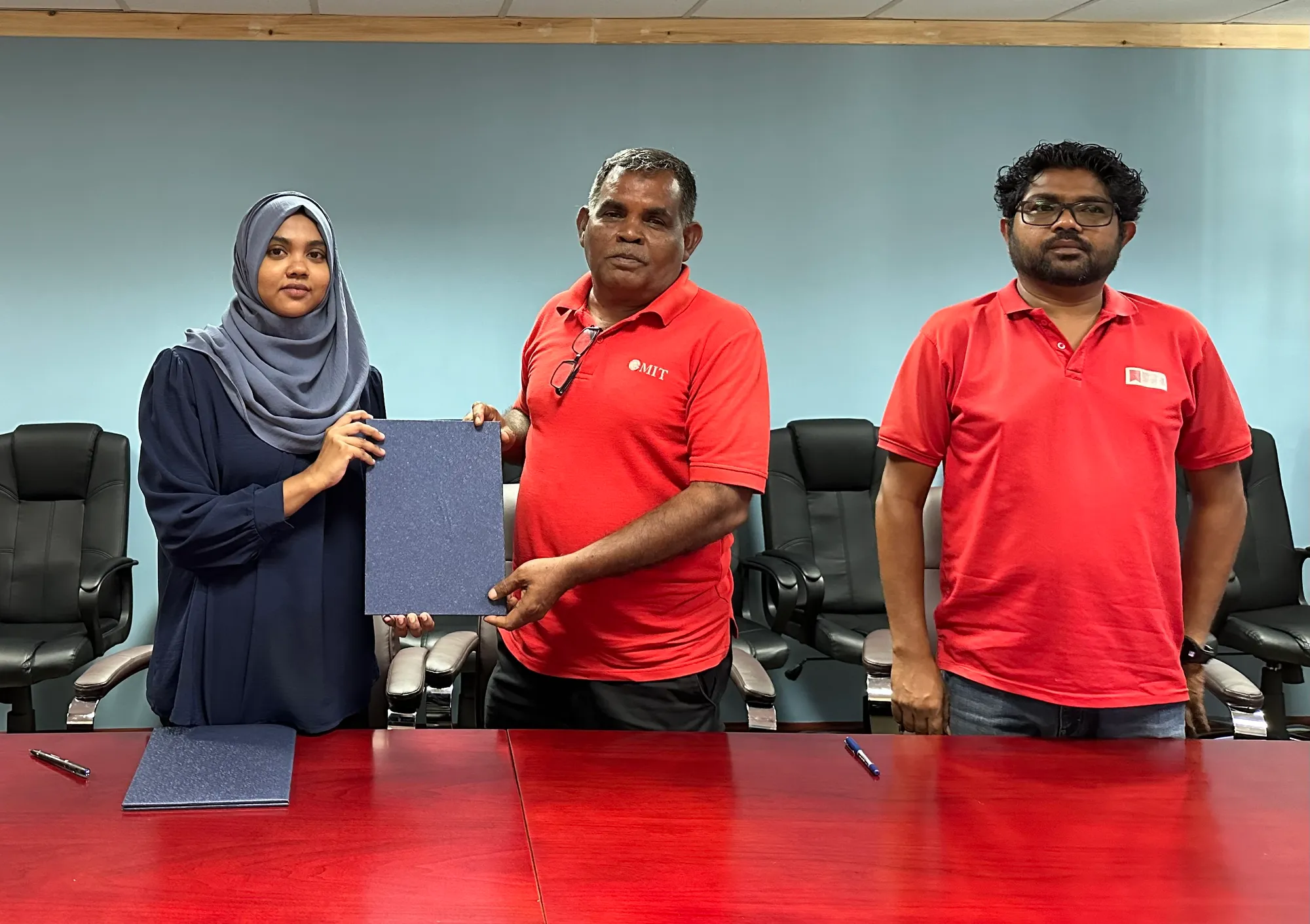 ދަނޑުވެރިކަމުގެ ވިޔަފާރި ހަރުދަނާ ކުރުމަށް ދަނޑުވެރިން ތަމްރީން ކުރުމަށް އެއްބަސްވުމެއްގައި ސޮއިކުރުން-- ފޮޓޯ/އެގްރި ބިޒްނަސް ޕްރޮގްރާމް