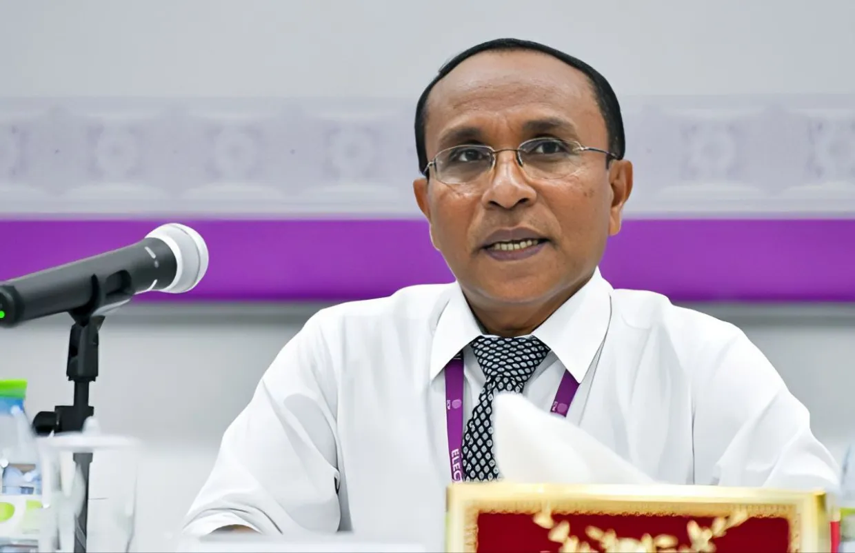 ދަރުބާރުގެ އާއި އީސީ އޮފީސް ސަރަހައްދުގައި ކެމްޕޭން ބެނާ ނުދަމަން އަންގައިފި
