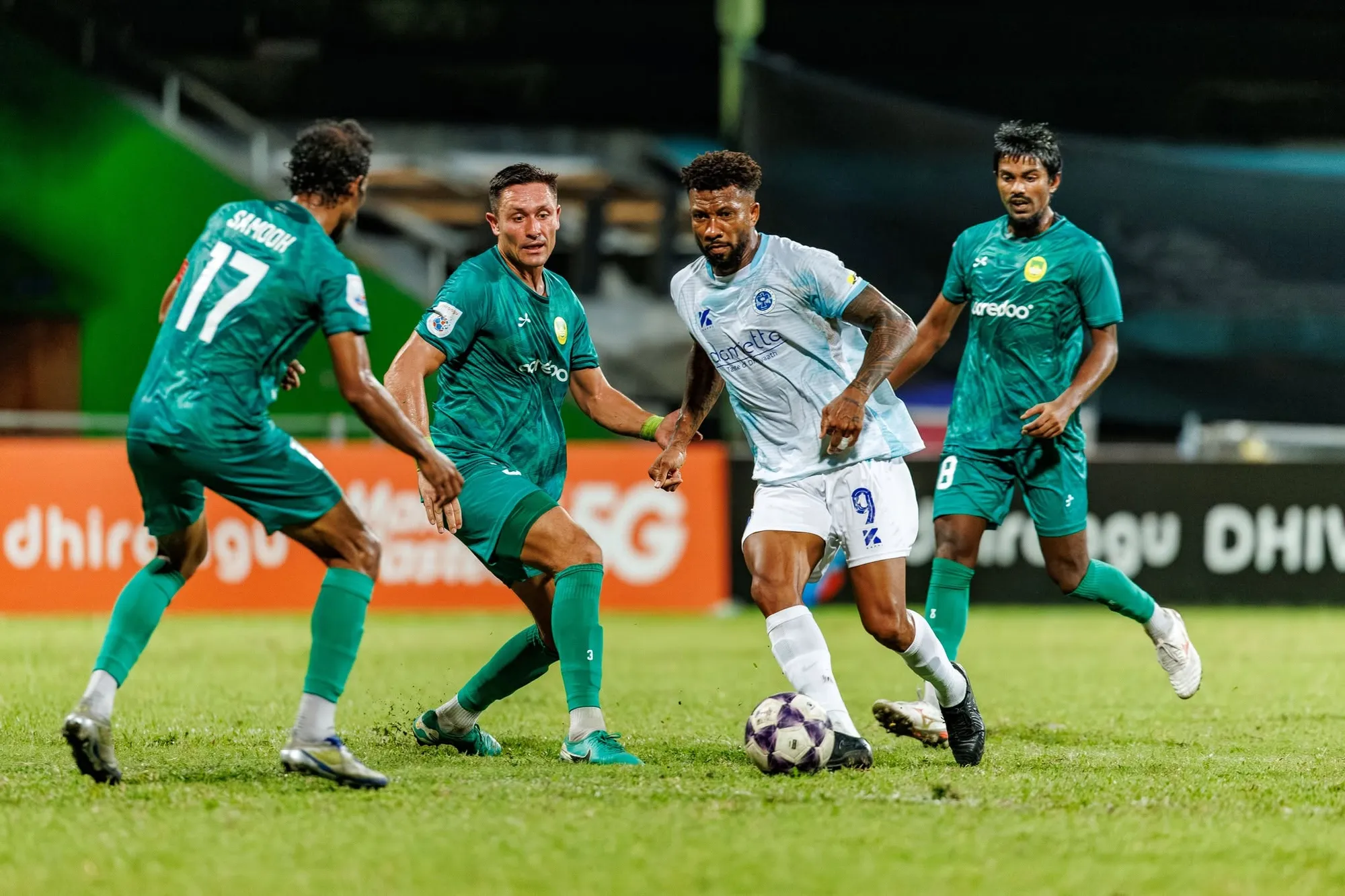 ފަހަތުން އަރައި މާޒިޔާ އަތުން ނިއުއަށް މުހިންމު މޮޅެއް