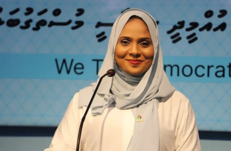 ޑިމޮކްރެޓްސްގެ ނައިބު ރައީސް ކަމުން އިސްތިއުފާ ދިނުމަށްފަހު، އަލައިކާ އެ ޕާޓީން ވަކިވެއްޖެ
