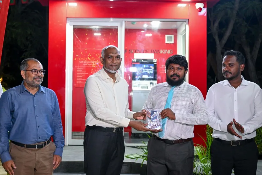 During the opening of BML ATM in V. Thinadhoo (Photo/President's Office)