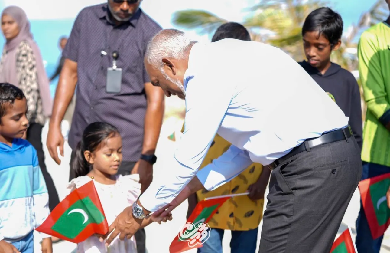 ރައީސް މުޢިއްޒު ކިޑަކުއްޖަކާ ސަލާމް ކުރައްވަނީ