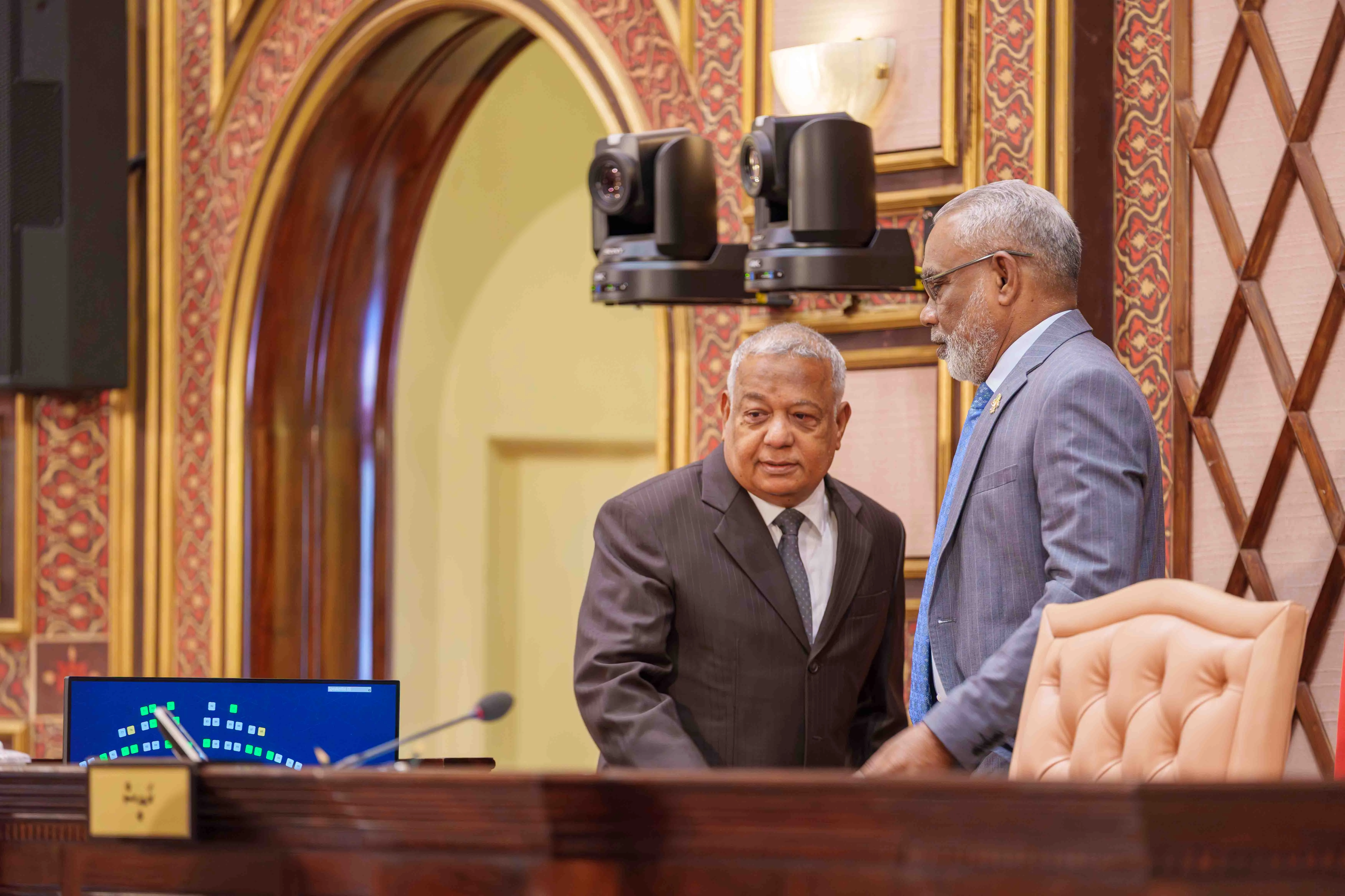 ސިނގިރޭޓުން ނަގާ ޑިއުޓީ ދެގުނަ ކުޑަކުރަން މެމްބަރުންގެ އިއްތިފާޤުން ފާސްކޮށްފި
