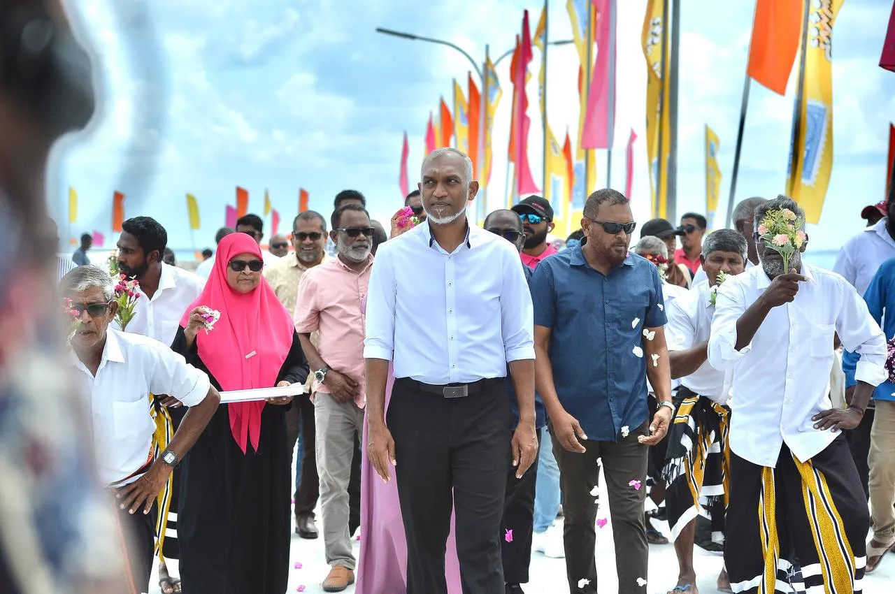 ސަގާފީ ކުޅިވަރުތަކާއެކު ހުޅުދެލިން ޑރ މުއިއްޒަށް ހޫނު މަރުހަބާއެއް