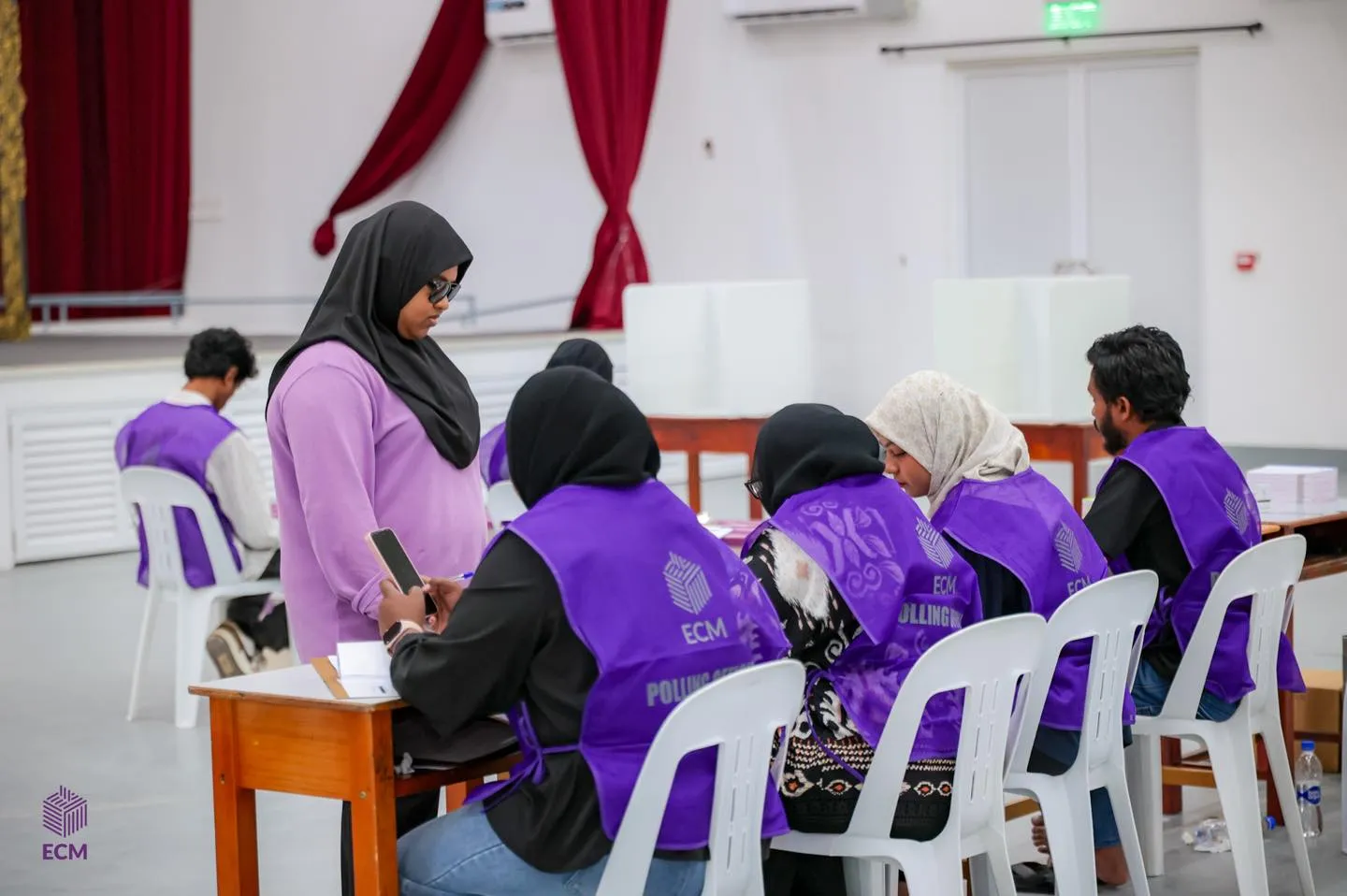 ބައެއް ފޮށިތަކުގައި އަދިވެސް ވޯޓުލުން ނުނިމޭ