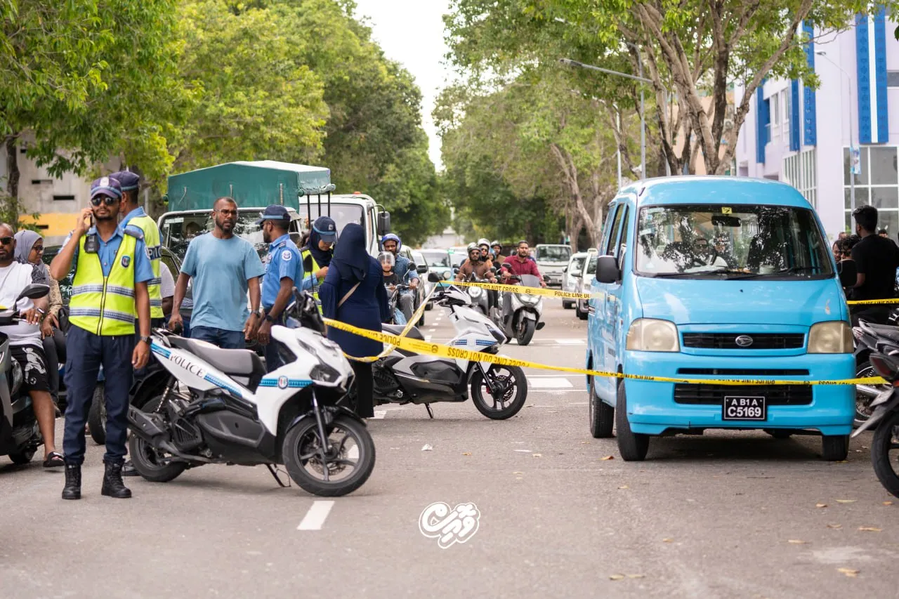 ވެހިކަލެއްގެ ތެރޭ ނިޔާވެފައި އޮތް މީހާގެ ހަށިގަނޑާމެދު އަމަލުކުރާނެ ގޮތާމެދު އާއިލާ ދަނީ ވާހަކަދައްކަމުން: ފުލުހުން