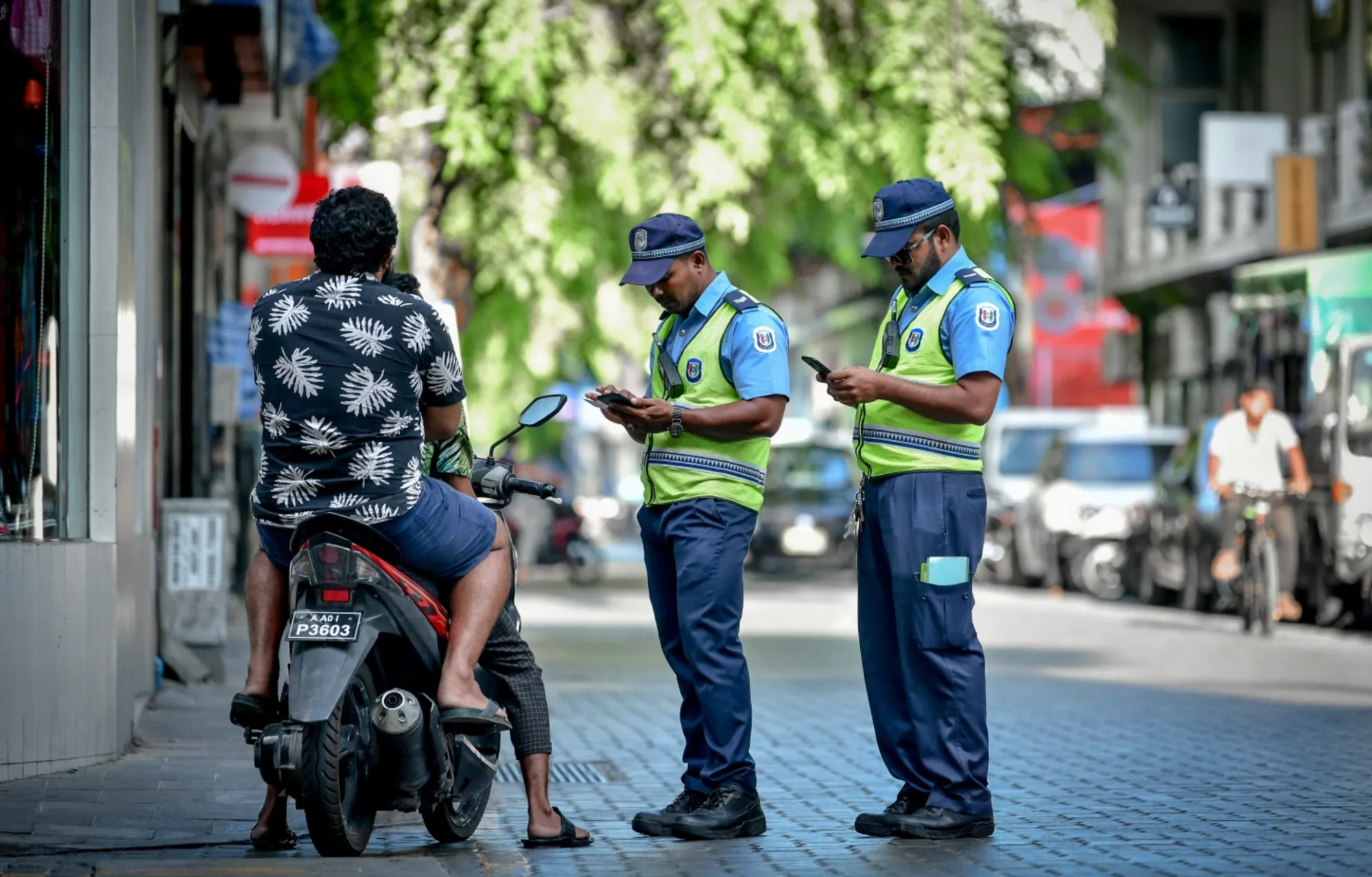 ސްޓަންޓު ޖައްސަމުން ސައިކަލުދުއްވާ ޒުވާނަކު ފުލުހަށް ހާޒިރުކޮށް ނަސޭހަތްދީފި