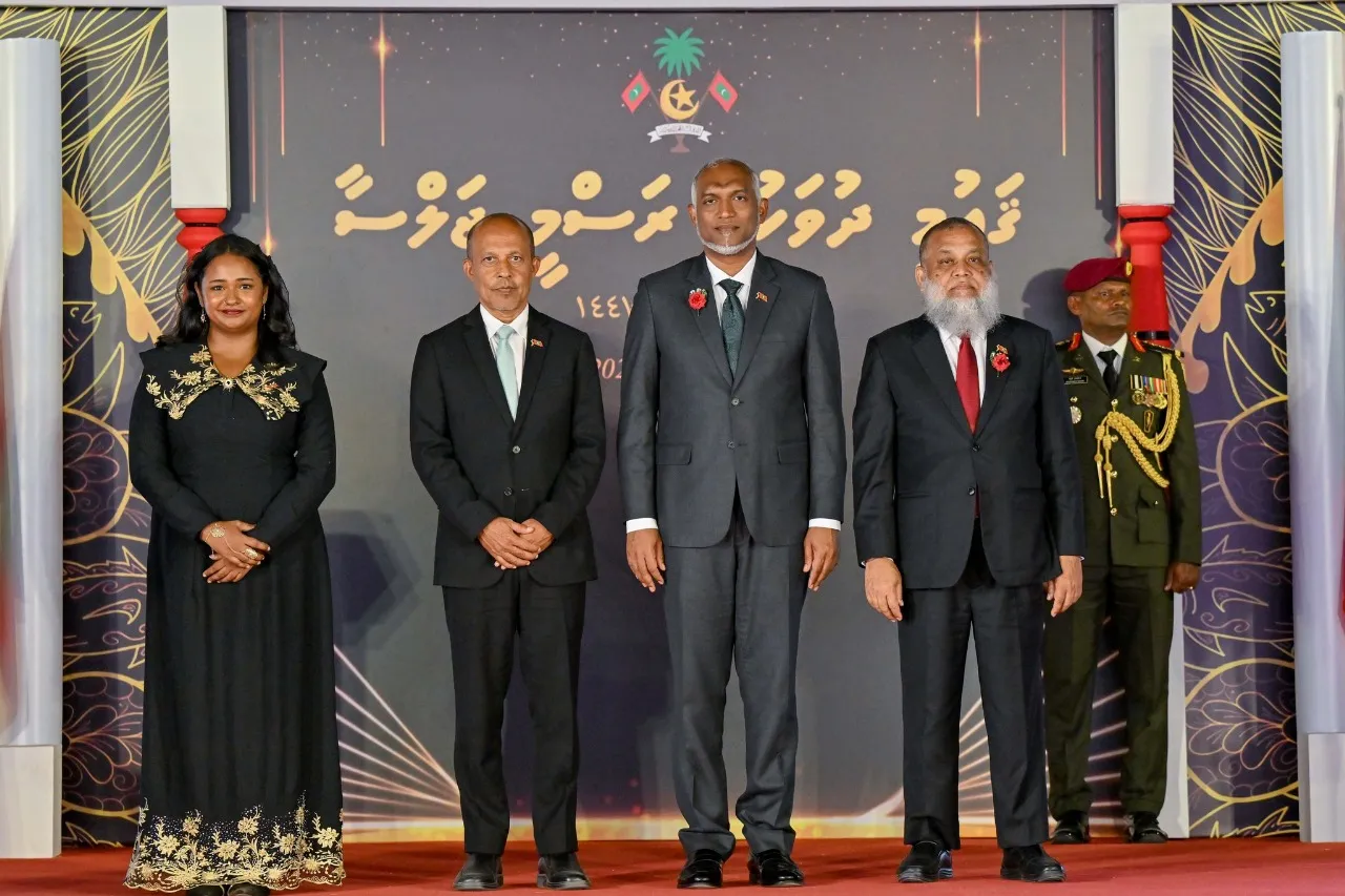 ޝަރަފްވެރިކަމުގެ އިނާމް ހާސިލްކުރެއްވި ފަރާތްތައް... ފޮޓޯ ރައީސް އޮފީސް