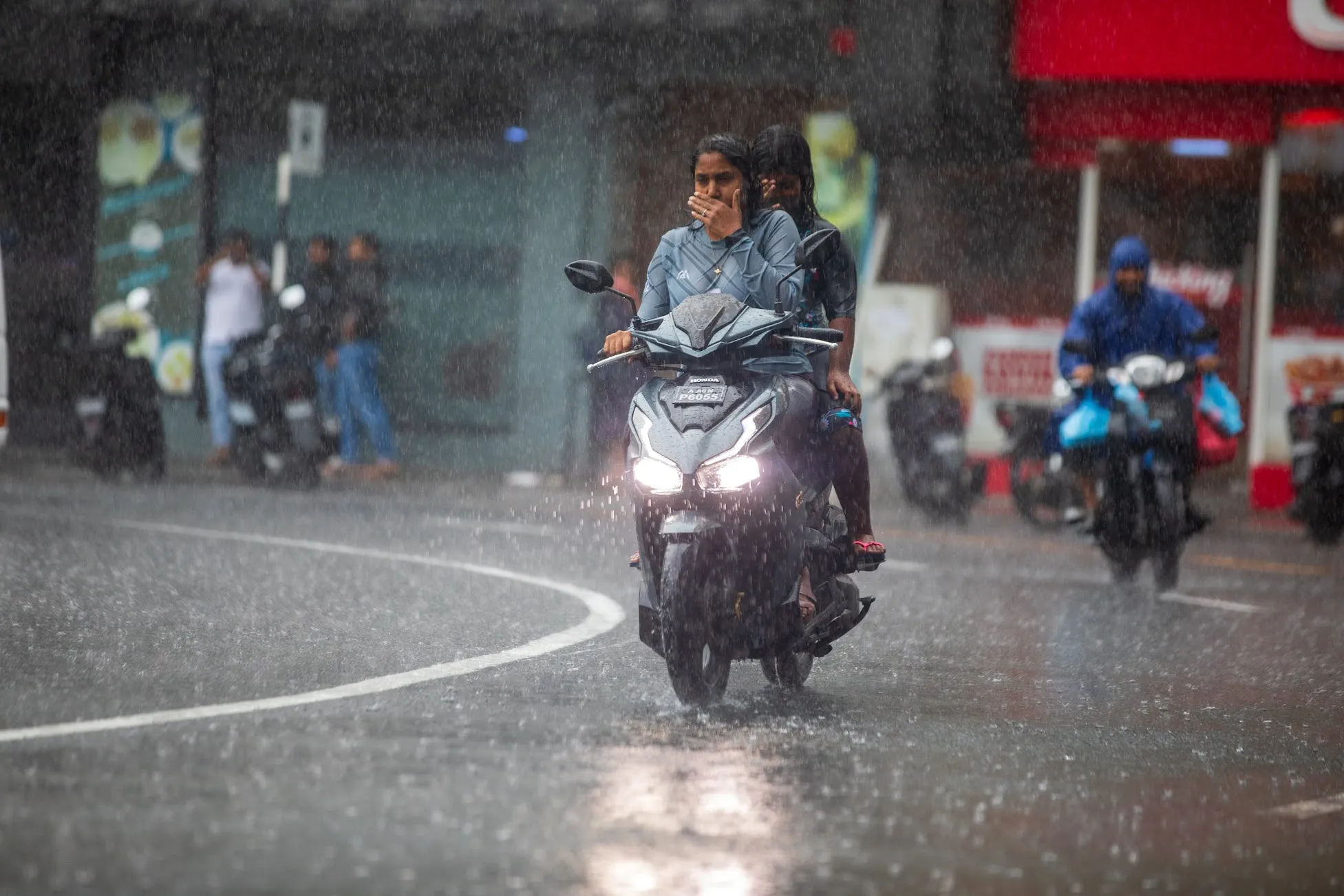 މޫސުމަށް ސަމާލުވުމަށް މެޓުން އިލްތިމާސް ކުރޭ -- ދުވަސް ފޮޓޯ
