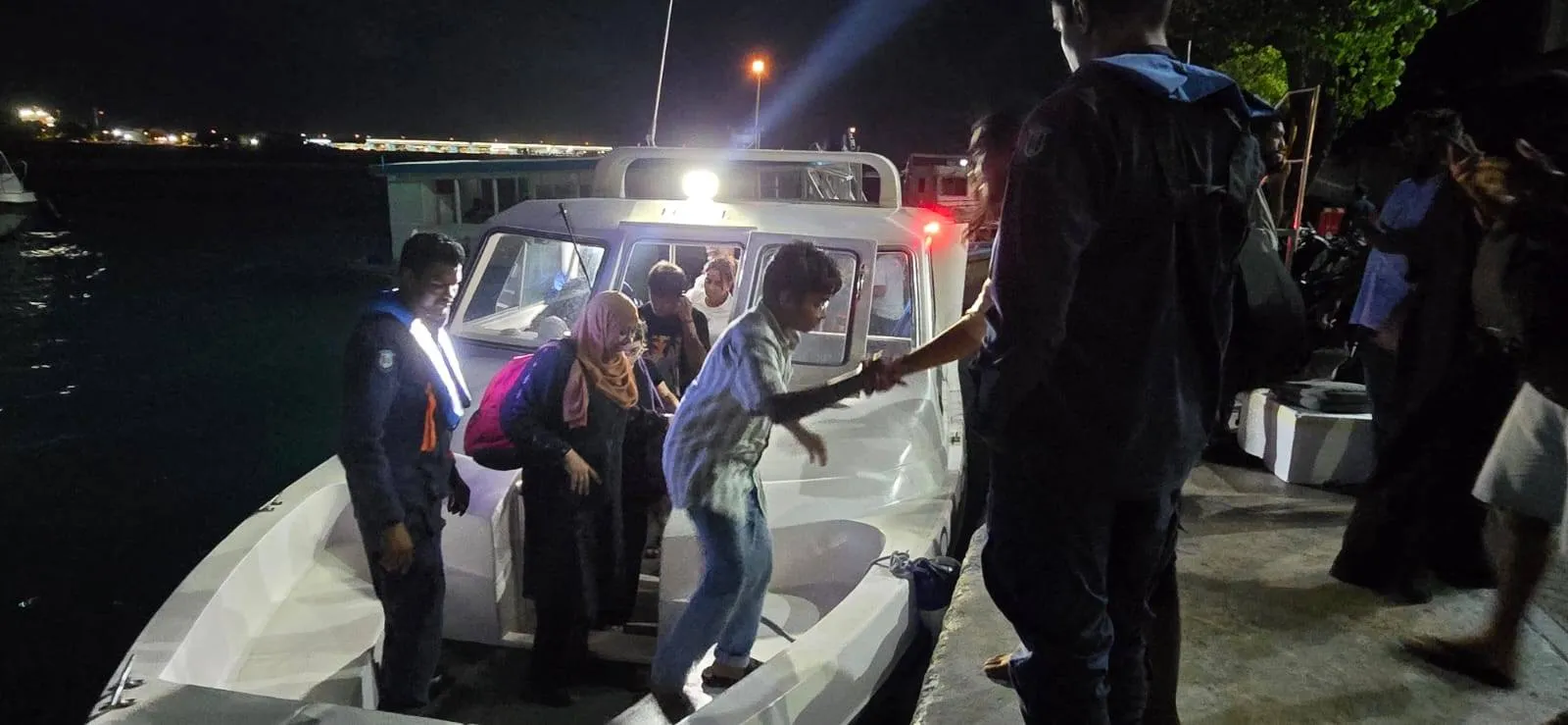 ތޮއްޑޫއަށް ދަތުރުކުރަނިކޮށް "ރިލެކްސް އައިޝާ" ލޯންޗު ދިޔަވެ މީހުން ސަލާމަތްކޮށްފި 