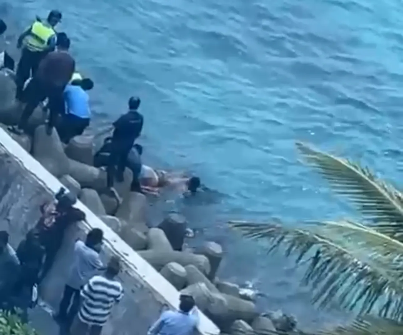 ޒަޚަމްތަކާއެކު މޫދުން ފެނުނު މީހާ ހޮސްޕިޓަލަށް ގެންދަނީ