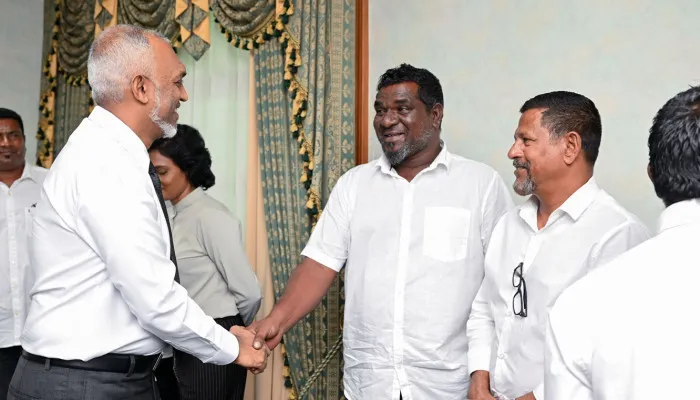 ރައީސް މުޢިއްޒު މަސްވެރިންނާއި ބައްދަލު ކުރެއްވުން: ފޮޓޯ/ ރައީސް އޮފީސް
