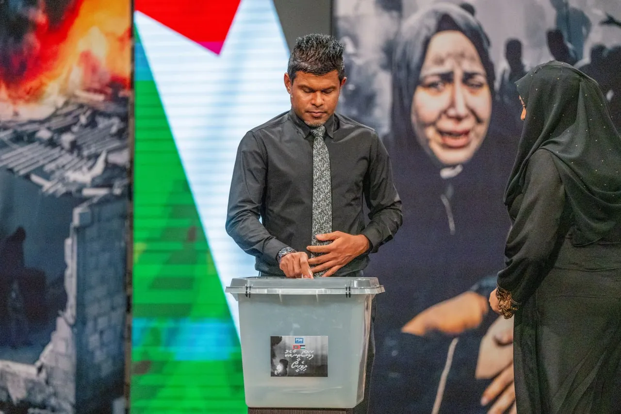 ނާއިބު ރައީސް، ފަލަސްތީނު ފަންޑަށް ފައިސާ ހަދިޔާ ކުރައްވަނީ: ފޮޓޯ/ ވޮއިސް