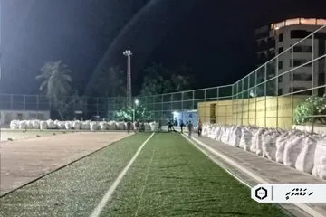 މަޑުުއްވަރީ ފުޓުބޯޅަ ދަނޑުގައި ޓާފްއެޅުމުގެ މަސައްކަތް އާރުޑީސީއިން ކުރިޔަށްގެންދަނީ. ފޮޓޯ/ އާރުޑީސީ