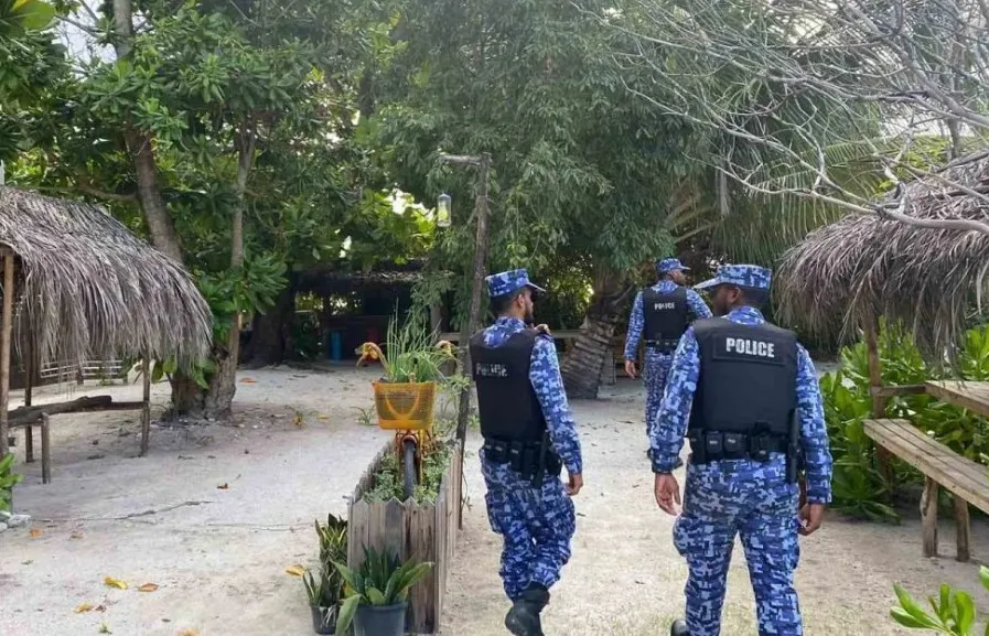 ފުލުހަކު ހިތަދޫ ކަސްޓޯޑިއަލްއަށް ޑްރަގު ވައްދަން އުޅުމުގެ ތުހުމަތު