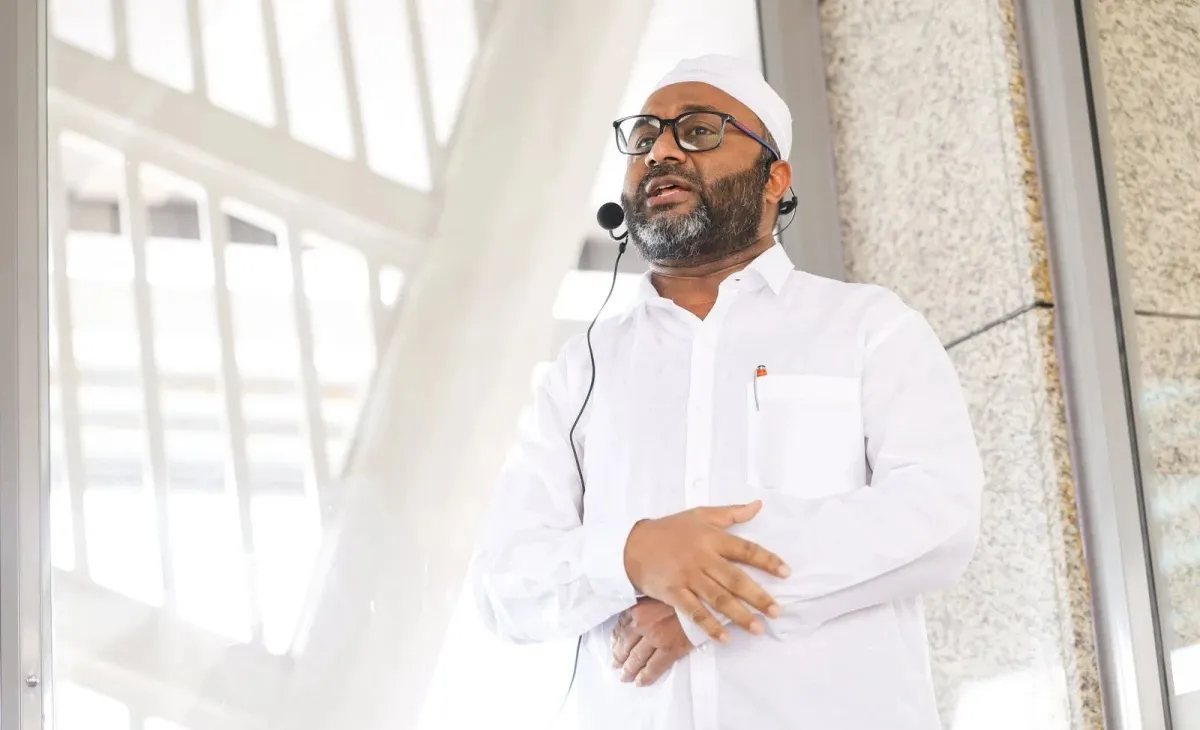 މިނިސްޓަރު ޝަހީމް އެއާޕޯޓްގައި ހުތުބާ ދެއްވަނީ