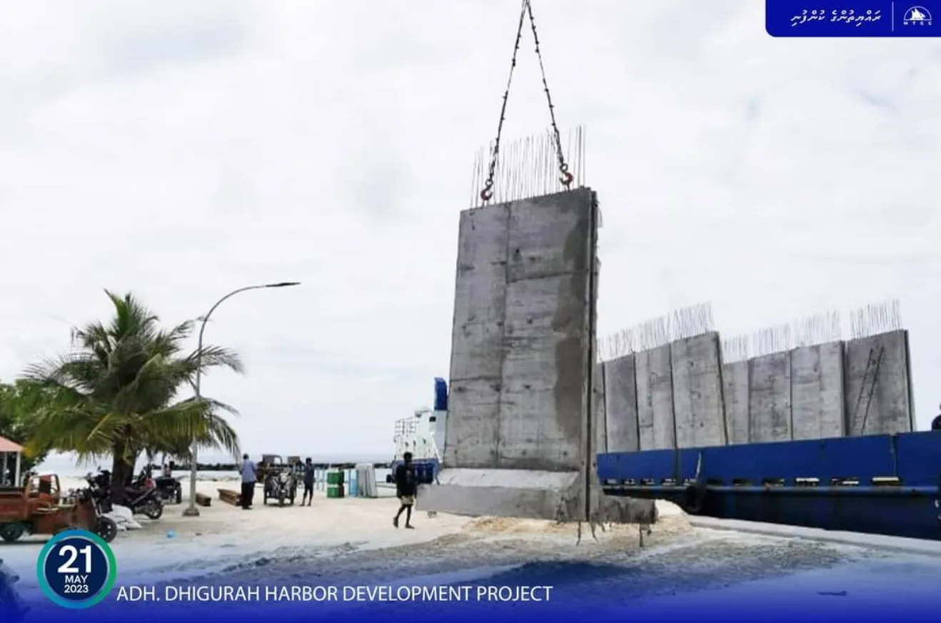 ދިގުރަށު ބަނދަރު ތަރައްޤީ ކުރުމަށް ބޭނުންވާ ގަލުގެ ފުރަތަމަ ޝިޕްމަންޓް ސައިޓަށް ގެންގޮސްފި