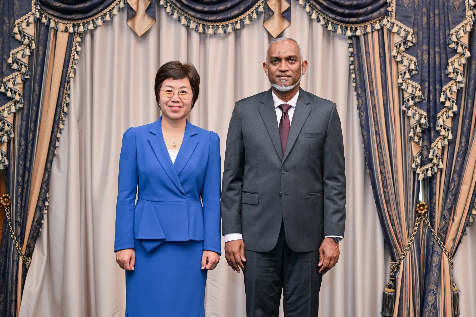 ރައީސް ޑރ.މުޢިއްޒު އަދި ޗައިނާ ސަފީރު-- ފޮޓޯ: ރައީސް އޮފީސް
