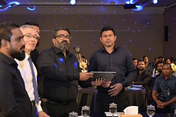 ނައިބު ރައީސް ހުސައިން މުހައްމަދު ލަތީފު ފަހި ދިރިއުޅުން ކޯޕަރޭޝަން ގެ އާ ލޯގޯ އިފްތިތާޙުކޮށްދެއްވަނީ - ފޮޓޯ: ފަހި ދިރިއުޅުން ކޯޕަރޭޝަން