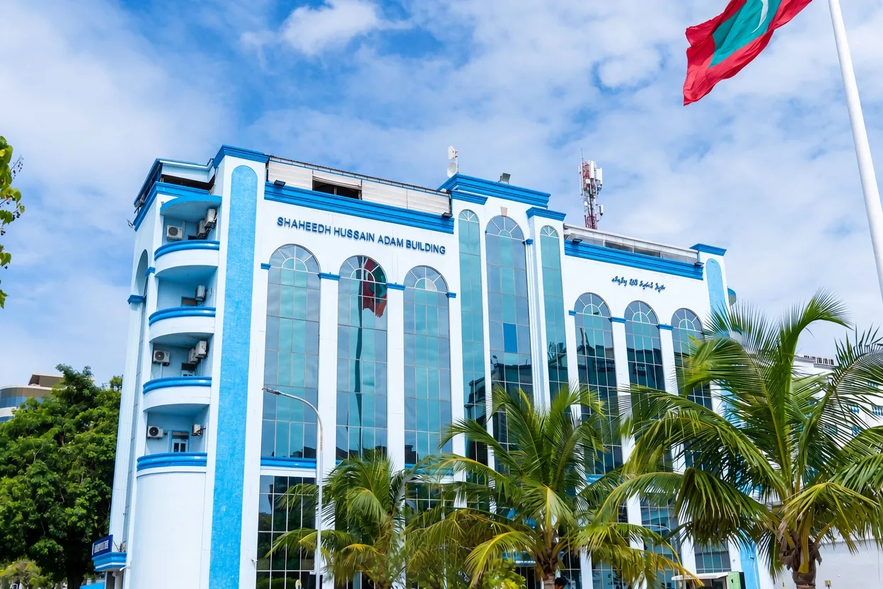 ތިން އަހަރުގެ ދަރިފުޅަށް ޖިންސީ ގޯނާކޮށް ވީޑިއޯ ކުރި ކަމުގެ ތުހުމަތުގައި ބައްޕަ ހައްޔަރުކޮށްފި