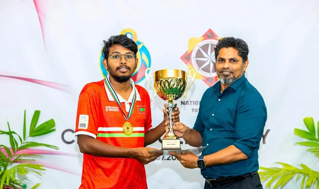 އަޒްމީން ސްޕޯޓްސް ކޮމިޝަނަރ ތޮލާލްއާއެކު.. ފޮޓޯ: ސްޕޯޓްސް މިނިސްޓްރީ