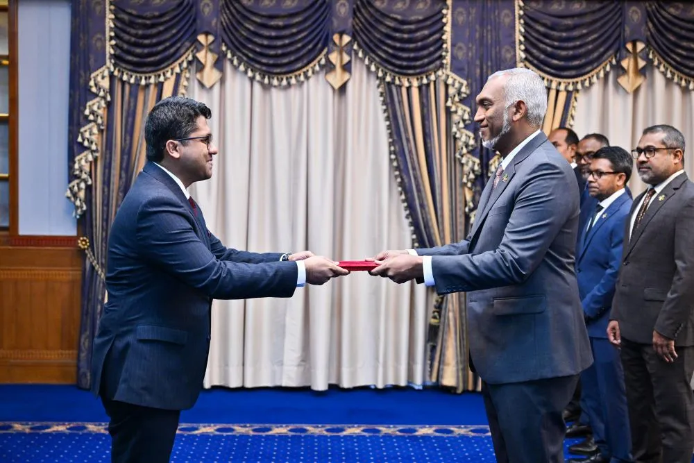 High Commissioner of Bangladesh to the Maldives, Dr. Md. Nazmul Islam, presenting his Letter of Credence to President Dr. Mohamed Muizzu (Photo/President's Office)