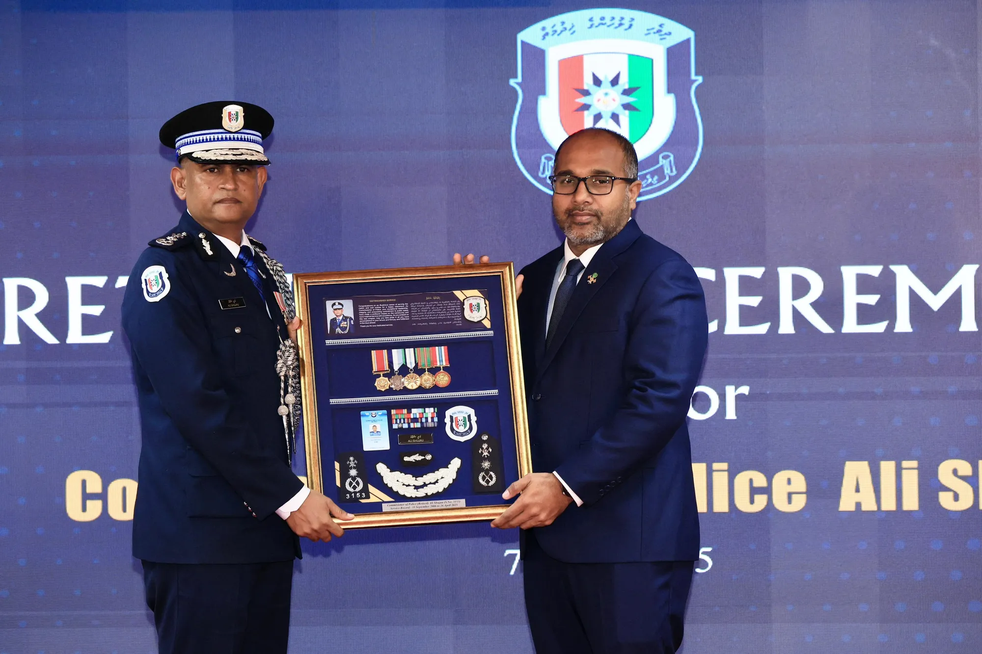ކުރީގެ ސީޕީ ޝުޖާއު ޝަރަފުވެރިކަމާއެކު ރިޓަޔާ ކުރެއްވުން -- ފޮޓޯ: ޕޮލިސް