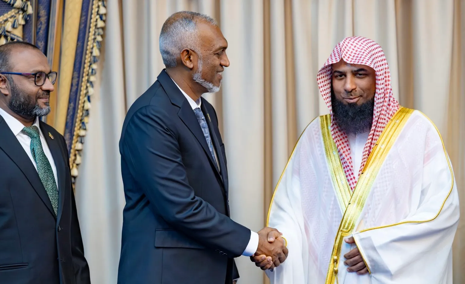 Imam of Masjid Al-Nabawi, Dr Salah bin Muhammad al-Budair with President Dr. Muizzu (Photo/ Islamic Ministry)