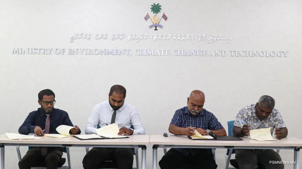 4 ރަށެއްގެ ކުނި މެނޭޖްކުރާ މަރުކަޒުގެ މަސައްކަތާއި ގުޅޭ އެއްބަސްވުންތަކުގައި ސޮއިކޮށްފި