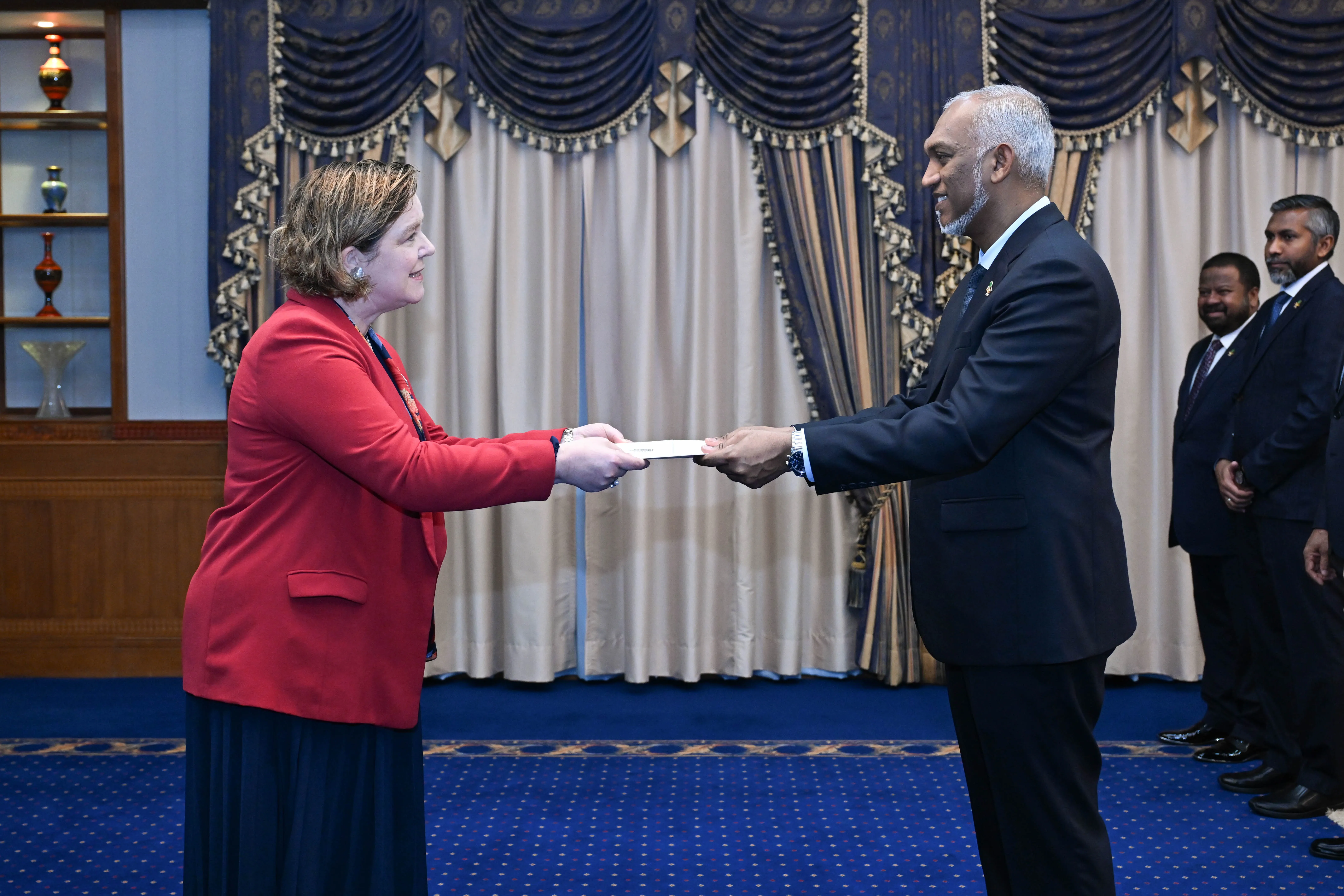 ކެނެޑާ ސަރުކާރުން ރާއްޖެއަށް ކަނޑައެޅުއްވި ހައިކޮމިޝަނަރު، އެކަމަނާގެ ސަފީރުކަމުގެ ފަތްކޮޅު ރައީސުލްޖުމްހޫރިއްޔާއަށް އަރުވައިފި
