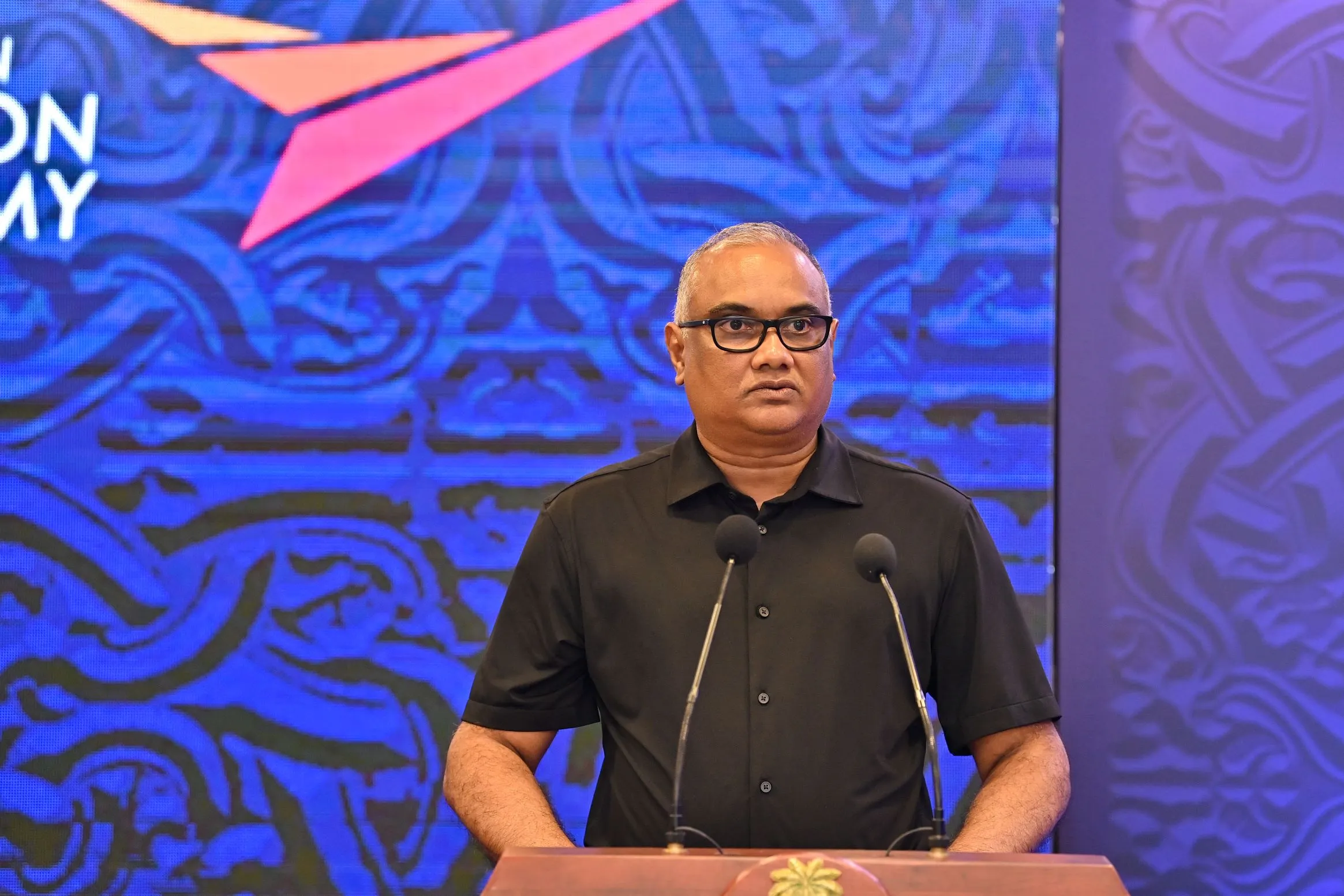 އައިލެންޑް އޭވިއޭޝަން ސަރވިސަސް ލިމިޓެޑްގެ ޗެއާމަންގެ މަޤާމުން މިހާދު ވަކިކޮށްފި