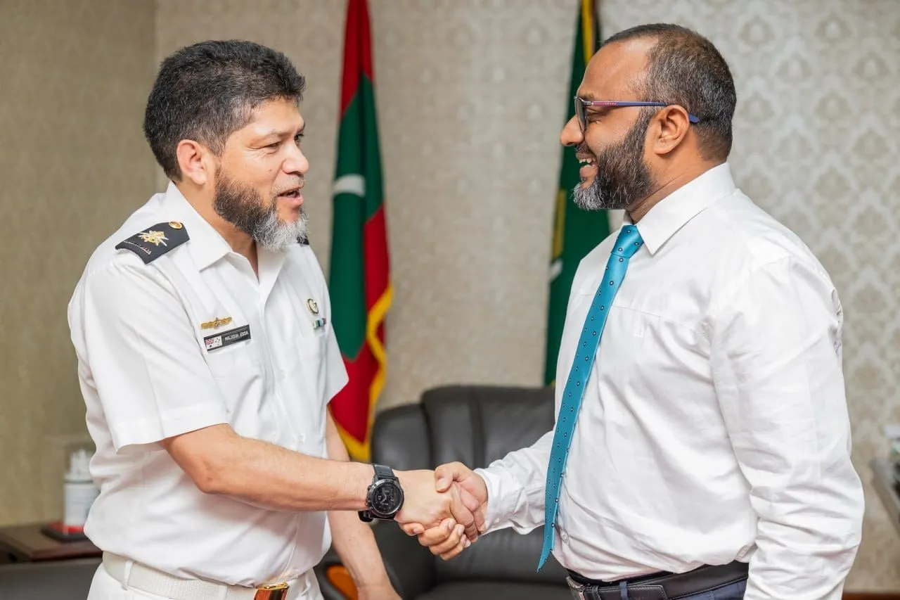 ހުޅުމާލެ ރަޝީދު މިސްކިތުގައި އިމާމުވެ ހުކުރު ނަމާދު ކުރައްވާން ހަމަޖެހިފައިވާ އޮސްޓްރޭލިއާ ނޭވީގެ އިމާމް އުސްތާޛު މަޖްދީ ޢީސާ އާ ޑރ.ޝަހީމް ސަލާމް ކުރައްވަނީ -- ޑރ.ޝަހީމް (އެފްބީ)