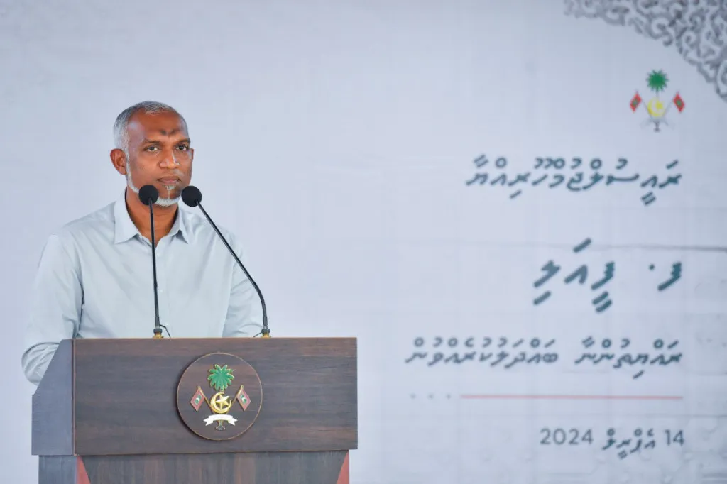 ރައީސް ޑރ. މުޙައްމަދު މުޢިއްޒު ފީއަލީ ރައްޔިތުންނާ ބައްދަލު ކުރައްވަނީ --- ފޮޓޯ: ރައީސް އޮފީސް