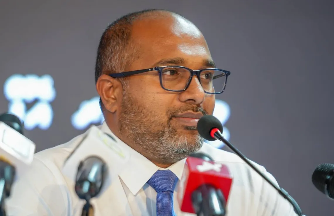 މިއަދު ބޭއްވި ނޫސްވެރިންގެ ބައްދަލުވުމުގައި ހޯމްލޭންޑް މިނިސްޓަރު އިހުސާން މައުލޫމާތު ދެއްވަނީ. --ފޮޓޯ: ހޯމްލޭންޑް މިނިސްޓްރީ
