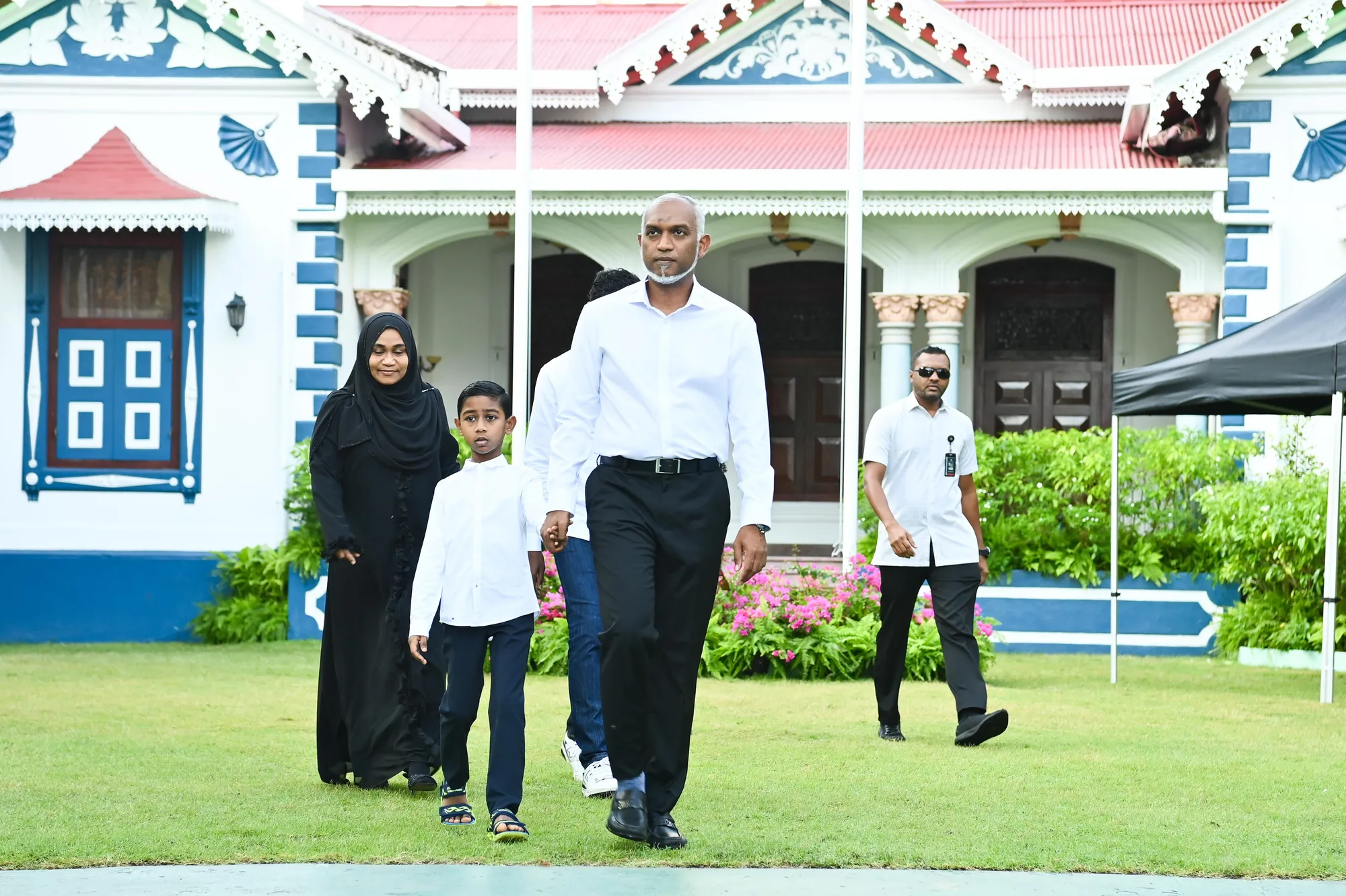 ރައީސް ޑރ.މުޢިއްޒު އެމަނިކުފާނުގެ އާއިލާ އާއިއެކު-- ފޮޓޯ: ރައީސް އޮފީސް