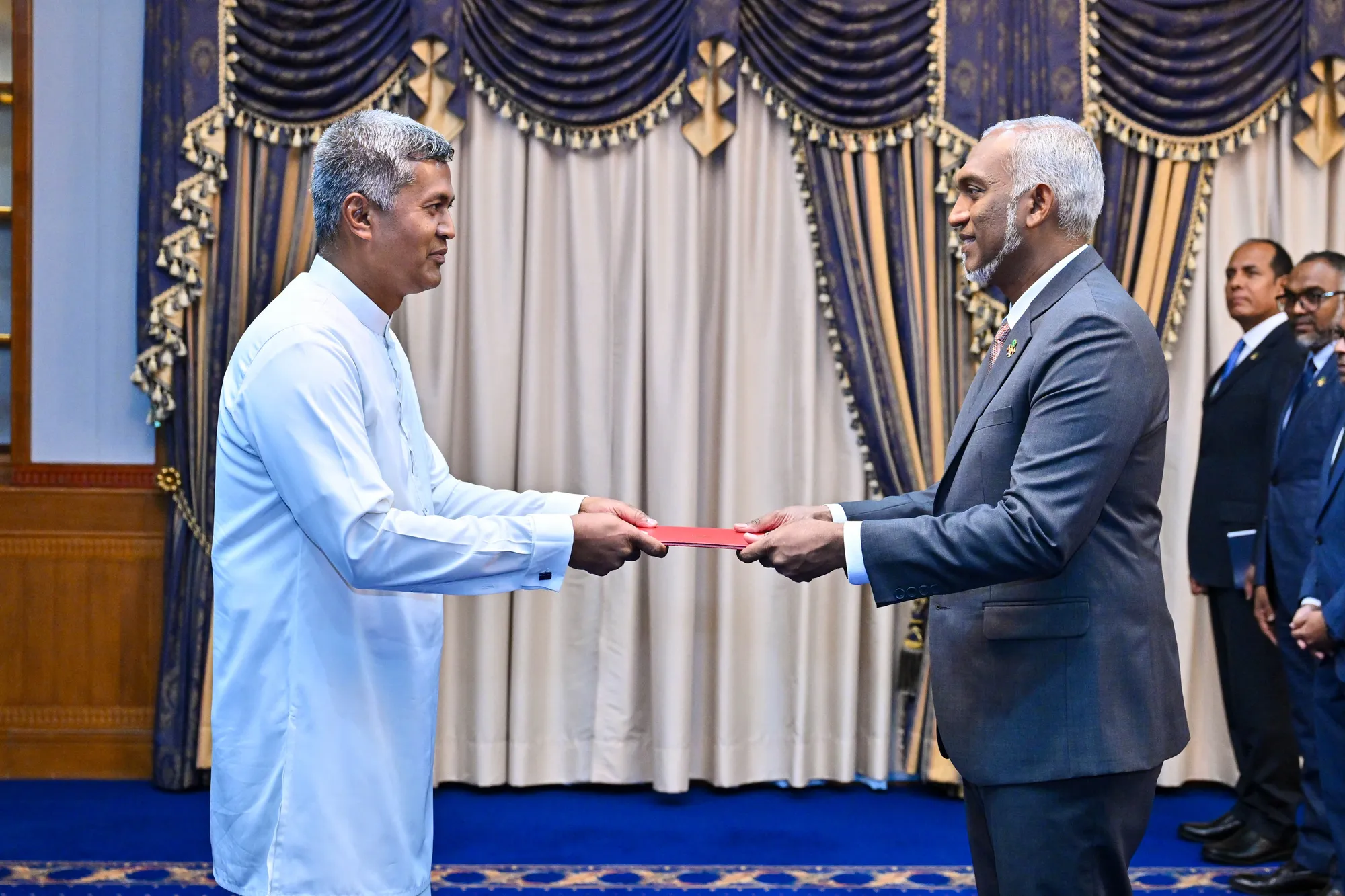 ލަންކާ ސަރުކާރުން ދިވެހިރާއްޖެއަށް ކަނޑައެޅުއްވި އައު ސަފީރު، މުޙައްމަދު ރިޒްވީ ޙަސަން، ފަތްކޮޅު އެރުވުން