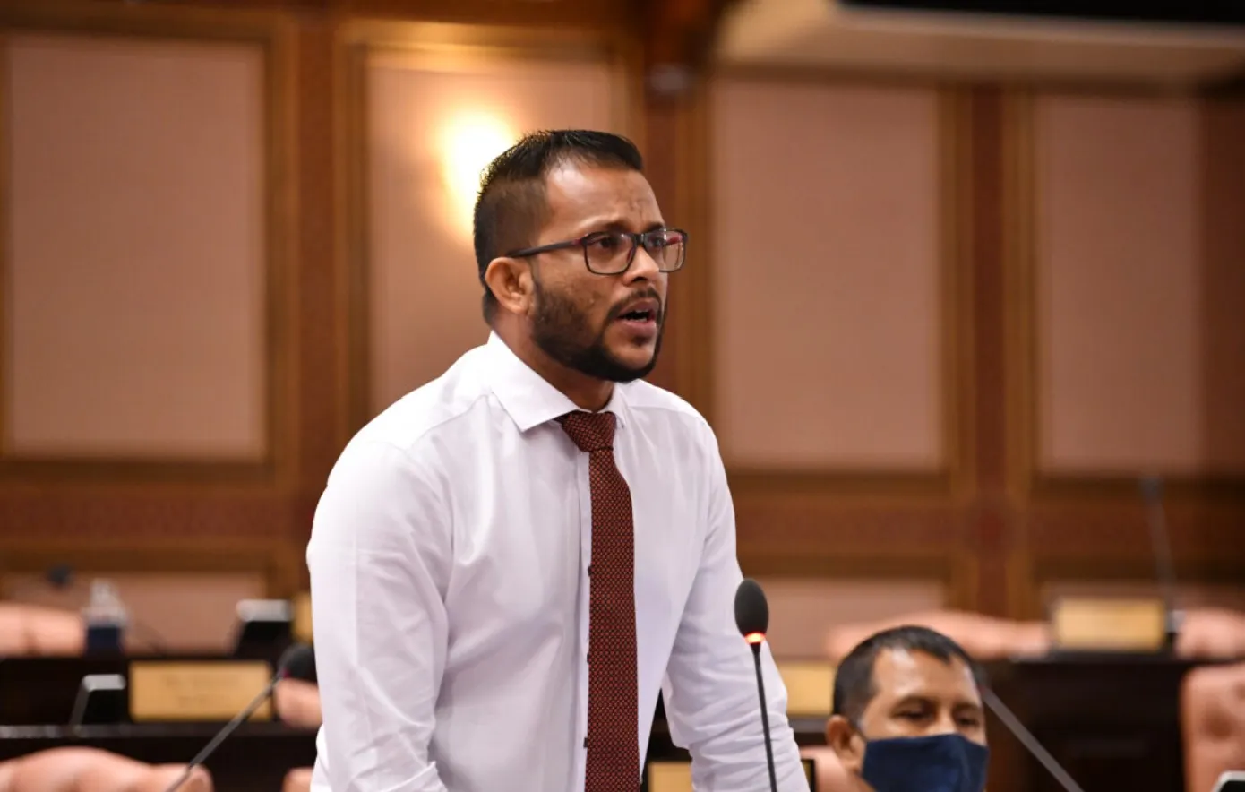 މިތަނުގައި ވަޒީފާ ނެތްވަރަކަށް ލޯނުދީގެން ކީއްތޯ ކުރަނީ؟: ޔާސިރު