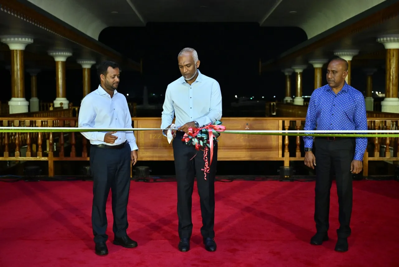 އިއްޒުއްދީން ފާލަން އަލުން ހުޅުވުމުގެ ތެރެއިން... ފޮޓޯ: ރައީސް އޮފީސް