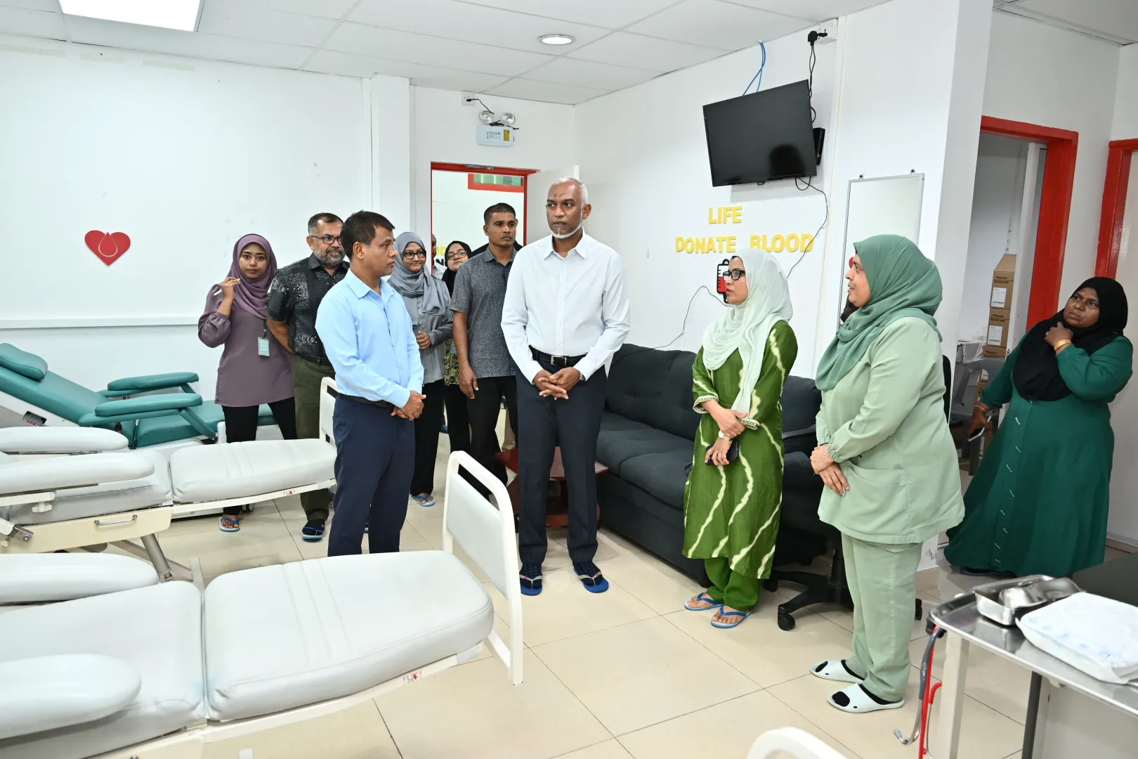 ރައީސް މުޢިއްޒު ތެލެސީމިއާ ސެންޓަރަށް ޒިޔާރަތް ކުރެއްވުން: ފޮޓޯ/ ރައީސް އޮފީސް