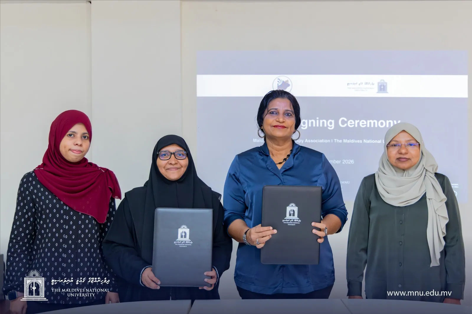 ދިވެހިރާއްޖޭގެ ޤައުމީ ޔުނިވަރސިޓީ (އެމްއެންޔޫ) އާއި މޯލްޑިވްސް ފިޒިއޮތެރަޕީ އެސޯސިއޭޝަން (އެމްޕީއޭ) އާ ދެމެދު ފަހުމުނާމާ (އެމްއޯޔޫ) އެއްގައި ސޮއިކުރުން