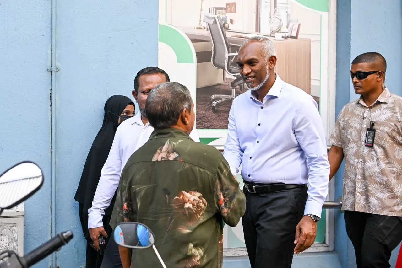 ރައީސް ޑރ.މުއިއްޒު ދޮރުން ދޮރަށް ކެމްޕޭން ގެ ތެރެއިން-- ފޮޓޯ: ޕީޕީއެމް/ޕީއެންސީ