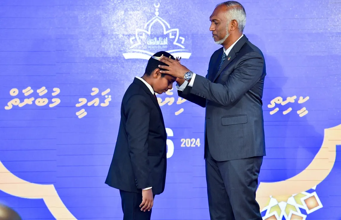 ހާފިޒުކަމުގެ ތާޖު ލިބުނު ކުއްޖެއްގެ ބޮލުގައި ރައީސް ޑރ. މުހައްމަދު މުއިއްޒު ތާޖު އަޅުއްވައިދެއްވަނީ --- ފޮޓޯ: ރައީސް އޮފީސް