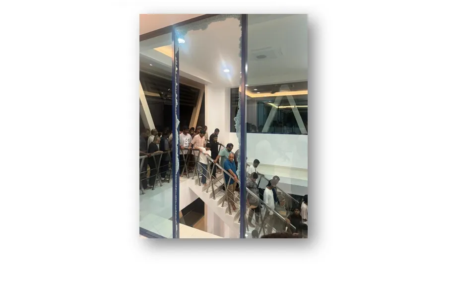 އިޝާ ނަމާދު ގަޑީގައި ރަޝީދު މިސްކިތުގެ ބިއްލޫރިގަނޑެއް ތަޅައިގެން ހިނގައްޖެ